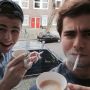 Vandaag is Emiel's grote verhuisdag. Alles staat klaar. Bus voor de deur. Maar eerst... Koffie en een peuk!