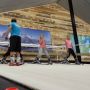 Familie op de ski's bij Snowise Sports in Deurningen