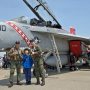 【厚木基地日米親善春まつり2016】一般ピープルの方々が記念撮影に興じる一方で、機体に密着して写真撮ってるおまえらのキモさときたら...ｗ 対比が面白いなｗｗｗ 