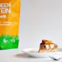 Deze zaterdag heerlijke Orangefit plant-based appeltaart met maarliefst 10 gram eiwit per punt en je hoeft hem niet te bakken! 
Ingrediënten
Voor de bodem:
- 135 gram cashewnoten
- 30 gram Orangefit - Fit Green Protein vanille
- 80 gram verse dadels
- 80 gram kokosrasp

Voor de vulling:
- 3 appels (Voor dit recept zijn Elstars gebruikt)
- 20 gram Orangefit - Fit Green Protein vanille
- 40 gram rozijnen
- 150 gram verse dadels
- Sap van 1 limoen
- 1 tl kaneel

Benodigdheden
- Kleine taartvorm - Keukenmachine 
Bereidingswijze 
1. Ontpit de verse dadels 
2. Doe de ingrediënten voor de bodem in de keukenmachine 
3. Doe het mengsel van de bodem in de taartvorm en druk het stevig aan 
4. Schil de appels en doe tweeappels in de keukenmachine samen met de andere ingrediënten voor de vulling
5. Laat dus één appel apart
6. Nadat de vulling gemaakt is, voeg je de extra appel in stukjes toe aan het mengsel en roer je deze er goed doorheen
7. Doe de vulling over de bodem en verspreid deze 
8. Dek de taart af met aluminiumfolie en zet hem voor minimaal een uur in de vriezer 9. 10 minuten voor consumeren uit de vriezer halen 
Voedingswaarden (1/8e)- 268 kcal
- 14 gram vet - 24 gram koolhydraten - 10 gram eiwit #orangefit #food #health