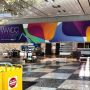 Banners met gekleurde app-iconen zijn opgehangen in het Moscone Center. http://9to5mac.com/2013/06/04/moscone-center-starts-getting-spruced-up-for-wwdc-2013/ 