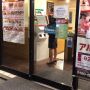 今から会社説明会で一緒になった女子大の娘とすき家へ笑まだ名前もアドレスも知らない。連絡先を吸い上げるまでの楽しみがたまらん。説明会会場に入る前パン線ばっちり出てるのを確認してマンマークしたよ。先に入らせて、証拠写真を。