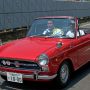 【クラシックカーフェスティバル in 佐野】パレードに参加したドライバーさん達には交通安全の襷着用が義務づけられたようですｗ