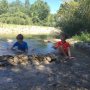 T. En K. Bij hun dam/waterval. 