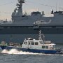 【FleetWeek 横浜艦艇公開】もう船旅も終わりか～と思っていたらいずもとこの船の間をポートサービスの船がすり抜けていったｗ ホント今日はいろんな船を見たわ