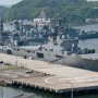 横須賀基地を一望できる丘の上から見下ろしてみる 逸見岸壁にいずも以外の船が停まってるのはなかなかレアだｗ くにさきの奥に停まってるのはきりしまさんか？ 