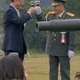 【武器学校・土浦駐屯地開設63周年記念行事】最後は砲身の上で微動だにしなかったグラスを取って乾杯♪ そりゃあこんなん見せられたらご満悦ですわｗ