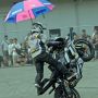 【オートジャンボリー2015】「よーしパパ、バイクに乗ったまま傘差しちゃうぞ～」的なｗｗｗ (適当)