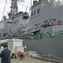 【FleetWeek 横須賀艦艇公開】日本の艦艇きりしま、むらさめ、あたごへの乗艦はまず一番岸壁寄りに係留されているきりしまに乗り込むシステム その後、通路を伝って移乗していきます