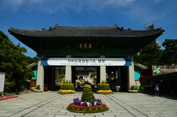 The door that almost never close, Bongeunsa Buddhist temple.