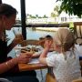   Aan tafel.