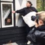 Ik bevind mij in een piepklein huisje, nog net niet gemaakt van peperkoek en marsepein. Maar wel in een bos. En het sneeuwt. Binnenkort in je @flair_nl #sprookjesnummer