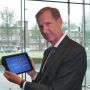 In de press kit zit trouwens een foto van Wiebe Draijer, voorzitter raad van bestuur Rabobank. Hij showt z’n iPad…
