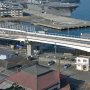 今日は年が明けて一発目の撮影、横須賀軍港めぐりに行ってｷﾀ━━ヽ(ﾟ∀ﾟ )ﾉ━━!! まずは高台からいずもちゃんを見下ろす～ 手前の建物が横須賀駅でーす
