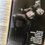 Voor @menshealthnl interviewde ik meervoudig wereldkampioen kickboksen @ricoverhoeven Over het leven als topsporter vooral, maar natuurlijk ook over het gevecht tegen @badrhariofficial 
Badr en Rico zijn allebei vrienden van me. Dat maakt het onmogelijk een favoriet te noemen. Maar één opmerking uit het interview blijft me steeds bij. We hadden het over het vergelijken van generaties, zoals dat in alle sporten gebeurt. Was Cruijff beter dan Ronaldo? Jordan beter dan LeBron? Rico krijgt altijd te horen dat de kickboksers van vroeger beter waren dan die van nu. Voor hem is het gevecht met Badr een afrekening met die vergelijking. "Alles gaat vooruit", zegt hij. "De manier van trainen, het materiaal, voeding, onze kennis... alles wordt beter. De vechters dus ook. Als je 10 toppers van nu tegen 10 toppers van toen zou kunnen laten vechten, zouden er 7 van nu winnen." Ik weet niet of ik het met hem eens ben, ik groeide op met die eerdere generaties, maar het levert leuke discussies op. 
Je vindt het interview in de @menshealthnl van deze maand. 
Foto's: Stef Nagel.
Glory #Collision: Rico vs Badr is op 10 dec. in Oberhausen.