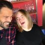 Dit is Lizzy. Zij droomt van een baan in de horeca. Maar vanwege haar beperking krijgt ze weinig kansen. In mijn nieuwe programma Kitchen Impossible leert zij van Robert Kranenborg (@vossius) koken op hoog niveau, zodat ze die baan ook echt krijgt. Maar vandaag maken wij ons eigen kleine kookprogrammaatje, voor internet. En daar wordt lekker veel bij gelachen. 
Kitchen Impossible is vanaf 30nov elke week te zien op @net5nl