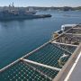 【ロナルド・レーガン一般公開】自衛隊の艦艇公開と違って背の高い落下防止用のネットなぞレーガンさんには存在しないｗ 甲板の端っこまで行くとこれは怖いｗ