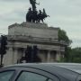 Visitors aloft on the Wellington Arch. I wanna do that.