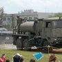【下志津駐屯地創設62周年記念行事】ここからプログラムは観閲行進に移行します まずはホコリ対策だと思われる水撒きが始まったｗ 