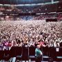 Draaien met uitzicht: publiek opgewarmd voor Robbie Williams in de Arena. Super om te doen! #handjes #3FM