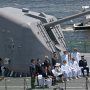 【横浜開港祭 護衛艦たかなみ一般公開】艦首速射砲の所でなにやら記念撮影が始まったｗ 