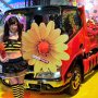 【東京オートサロン2016】日野ブース オートサロンには場違いなトラックががが しかしお姉ちゃんを大量投入した効果か常時カメコが張り付いてますた()