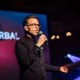 Altijd een eer en een feestje om de uitreiking van IJzeren Podiumdieren te mogen presenteren. Let u ook vooral op de term EIERBAL achter me. (📸@nathanreinds)