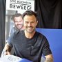 Één van de leukste 'projecten' van het afgelopen halfjaar; Beweeg!, het boek dat ik maakte met mijn broer @klaasboom en een panel van andere @vondelgym trainers. Elk hoofdstuk begint met een veelgehoord excuus, een reden waarom mensen niet aan sporten toekomen, of er weer mee ophouden. Te druk, te weinig energie, het wordt saai, lange werkdagen... Het panel, mijn broer en ik dragen adviezen, trainingen, recepten en persoonlijke verhalen aan om die excuses te 'overwinnen' en in beweging te komen. Je kunt het boek via internet bestellen, onder meer via bol.com, mijn eigen site en die van @vondelgym Maar natuurlijk ook gewoon via de boekhandel bij jou in de buurt! #beweeg #vitaaldezomerdoor