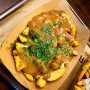 Ach, alle frietjes zijn toch hetzelfde, zei niemand, nooit. Zeker de fritten van Frittenwerk zijn anders, house cut noemen ze dat in goed Duits. Dat moet ook wel want bij onze oosterburen in het Roergebied gooien ze van alles op de fritten, van Mexicaans-achtig tot pulled pork tot twee versies van de Canadese kapsalon (geen culture wars, graag): de poutine. Dit is de originele Québec variant met dikke vegetarische braadsaus en mozzarella cheese curds. Een bak warmte en volle smaak. 
#poutine #frittenwerk #keulen #köln #derbauch