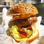 Welkom in 2019, er rijden scooters zonder benzine rond en je eet hamburgers zonder vlees. De scooters kan je huren met een app en de burgers smaken voor het eerst naar burgers. We hebben nog geen jetpacks, maar de wereld verandert rap. Deze burger van Ter Marsch heeft een vegan patty (het “vlees” op de burger noemen ze patty). Hij smaakt als een vleesburger en heeft alle voordelen en nadelen (het ver loopt langs je hand je mouwen in) van een vleesburger. Ga maar proberen op de Witte de With. 
#burger #hamburger #vega #vegan #debuikvanrotterdam