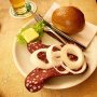 Kölsch Kaviar is een typische biersnack uit Keulen en heeft helemaal niets met visseneitjes te maken. Een bloedworst met ui en wat brood, het liefst met Keulens eigen bier erbij: Kölsch (linksboven half in beeld). Aangezien de superdunne fluitjes in zeer hoog tempo uitgeserveerd worden, is het raadzaam om erbij te eten, bijvoorbeeld frikandel of deze dis. De oberkelner was wel zo vriendelijk om ons te melden dat het niet om het nageslacht van de steur ging, maar om Duitse bloedworst. Dst strekt tot aanbeveling, want worst maken kun je wel aan de Duitsers over laten. Bier ook. Het bierlokaal waar we zaten bood ruimte aan honderden gasten en leek in bijna anderhalve eeuw dat de brouwerij bestond, geen spat veranderd. Viva Colonia.
#keulen #kölsch #kölschkaviar #bier #derbauch