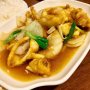 Als je in Rotterdam goed wilt eten na sluitingstijd van de meeste keukens, is de Witte de Withstraat je beste (en enige) optie. Heb je zoet-hartige trek ga je naar Warung Mini voor saoto of saté, heb je meer zin in pittige en umami happen, dan is Hung Kee je bestemming. Bij dit eethuis, in het bijnaamrijke Rotterdam de Nachtchinees genoemd, eet je uit de traditionele Chin.Ind keuken. De absolute topper hier is inktvis peper zout. De beet van de stukjes weekdier grenst hier aan perfectie, alsof je pasta net niet al dente is. De schaal leent zich goed voor delen met disgenoten. Mede daarom is Hung Kee ook zo populair bij de Rotterdamse nachtwezens: hier wordt de nacht nog iets verlengd en wordt het comfort food gedeeld met hen die de nacht bijzonder maakten. 
#wittedewithstraat #hungkee #inktvispeperzout #debuikvanrotterdam #chinind #chinesefood