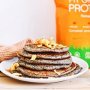 Deze bosbessen pannenkoeken zijn super simpel om te maken en zorgen voor een gezonde start van de dag. Tip: neem de pannenkoeken mee naar je werk als gezond tussendoortje met extra proteïne!

Ingrediënten
1 rijpe banaan
250 gram (bevroren) bosbessen
1 tl chiazaad
300 ml amandelmelk
150g havermout
1 tl kaneel
kokosolie
2 tl bakpoeder
snufje zout
1 schepje Fit Green Protein

Bereidingswijze
1. Mix de banaan met de helft van de bosbessen, havermout, Fit Green Protein, chiazaad, bakpoeder, kaneel, amandelmelk en snufje zout tot een glad geheel in de blender.
2. Schep vervolgens de andere helft van de bosbessen door het pannenkoekenbeslag.
3. Smelt wat kokosolie in een koekenpan op een medium hoog vuurtje.
4. Giet kleine hoeveelheden van het pannenboeken beslag in de pan en bak dit voor een paar minuten.
5. Wanneer de zijkanten van de pannenkoek en bovenkant grotendeels opgedroogd zijn kan je de pannenkoeken met een snelle beweging omdraaien.
6. Laat hierna de pannenkoek nog zo'n 4 minuten bakken.
7. Herhaal dit tot al het pannenkoeken beslag op is.
8. Enjoy!

Voedingswaarde per pannenkoek (8 stuks)
Energie - Kcal: 129
Vetten: 2,4g
Koolhydraten: 16g
Vezels: 3,5g
Eiwitten: 9,2g @orangefit.nl 🍊🥞