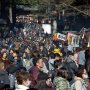 【日光東照宮】参拝に境内を目指す人と露店で食べ物を買い求める人が入り混じってカオスすぎる人口密度ｗ 外国の方が多いのも日光らしい