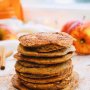 Appelring pannenkoeken van @orangefit.nl! 😍🌱 Ingrediënten voor 8 pannenkoeken
• 1 appel
• 1 el chiazaadjes
• 1/2 rijpe banaan
• 60 gram havermout meel (Tip: maal havermout vlokken fijn tot havermoutmeel)
• 170 ml amandelmelk
• 1 tl kaneel
• 1/2 tl koekkruiden
• 1 schepje Fit Green Protein vanille • 1 tl bakpoeder
• snufje zout
• kokosolie
• keukenpapier
Bereidingswijze:
1. Laat 1 el chiazaad weken in 4 el water voor 10 minuten.
2. Schil de appel, verwijder het klokhuis en snij de appel (horizontaal) in plakken plakken van ongeveer 0,5 cm dik.
3. Beleg een plank/bord met wat keukenpapiertjes en leg de appelringen hier bovenop zodat deze wat droger kunnen worden.
4. Meng het havermout meel, de chiazaadjes, een halve geprakte banaan, snufje zout, kaneel, koekkruiden, bakpoeder en amandelmelk met elkaar en mix dit tot een glad geheel.
5. Verhit een beetje kokosolie in een koekenpan (medium hoog vuurtje).
6. Haal nu de appelringen één voor één door het beslag en plaats direct in de pan. Schep hier rustig nog 2 el pannenkoekenmix bovenop zodat de pannenkoekjes wat groter en dikker worden.
7. Wanneer het beslag aan de onderkant goudbruin is gekleurd en aan de bovenkant grotendeels is opgedroogd (na ongeveer 10 min.) draai je de ringen om en herhaal je dit proces. (Tip: bak de pannenkoeken niet op te hoog vuur, anders brand de onderkant snel aan)
8. Serveer de pannenkoeken wanneer ze nog lekker warm zijn! Met vers fruit of extra kaneel?