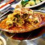 Vorige week ging ik met Alexander Wong op een minitour door het Chinatown van Rotterdam. We aten Oeigoers, Sechuan en Kantonees. Mijn verslag staat op #debuikvanrotterdam. Voor dit Sechuan gerecht ben ik alweer terug geweest bij Spicy Tempration op de Westersingel: buikspekrolletjes gevuld met komkommer en overgoten met knoflook en Sechuan peper. Prettig verwarrend qua temperatuur, textuur en smaak.
#chinatown #sechuan #shreddedpork #spicytemptation #rotterdamcentrum