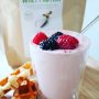 De lente is begonnen en het zonnetje gaat steeds meer schijnen. Met deze smoothie bowl krijg je gelijk een voorjaarsgevoel. Een super lekkere en een frisse smoothie om de dag goed te beginnen. In een paar minuten heb je een healthy ontbijtje gemaakt.

Ingrediënten
– Frambozen
– Aardbeien
– Bramen
– Soja yoghurt
– 1 scoop Ekopura Organic Whey Protein Purely Natural
– Handje vers fruit
– Optioneel: Granola

Hoe maak je het?
Doe alles in de blender en mix het tot je een lekkere smoothie hebt. Maak het af met vers fruit en eventueel wat granola. Enjoy! @ekopura 🍓🌱