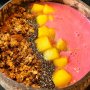 Eet je wel gezond, vroeg mijn moeder, deel 2. Bij Plantastic Health Hub at ik deze  pink pataya bowl (uit een lege kokosnoot, maar zonder kokos, wel met soja, banaan, mango, granola en chia). Met de pitaja (of drakenfruit) is echt erg weinig mis: veel vezels, antioxidanten en proteïnen. Het is wel - net als veel fruit - een bom van (fruit)suikers. Daarom is het een prima opkikker na het sporten. Voor ik helemaal fitboy op jullie ga, hij smaakt gewoon erg goed. Dat is ook belangrijk, lieve moeder.
#pitaya #bowl #dragonfruit #hoogkwartier #debuikvanrotterdam #plantastic #vegan
