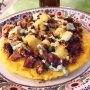 Eindelijk at ik een arepa in Rotterdam. Niet de (enigszins) bekende gevulde uit Venezuela, maar de open versie (arepa de tela) zoals die veel in Colombia voorkomt. Con todo, met alles dus: kip, varken, knoflooksaus en een compote van ananas. Bestel er een Club Colombia biertje bij, laaf je aan de salsaklanken en zowel je honger als je winterblues zijn op slag verdwenen. Hier ga ik vaker komen 🇨🇴
#debuikvanrotterdam #colombia #arepas #rotterdam #foodtips