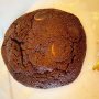 De lekkerste koekjes van de wereld. Uiteraard, de gustibus non disputandum est, maar met deze zijdezachte zwart-witte koekjes (net te klein om koeken te noemen) durf ik het wel aan. Niemand die deze lekkernij uit de mini-bakkerij in de Heisteeg ooit heeft geprobeerd was het oneens met me overigens. Witte chocola nog druipend verstopt binnen in het donkere driekwart gebakken Valrhona chocola deeg. Altijd vers, want de oven bakt volcontinu en anders thuis makkelijk op te warmen. 
Punt van aandacht: ze staan in de Lonely Planet, scoren hoog op internationale sites en zitten naast het Spui, dus kom in de ochtend, dan zijn de toeristen nog niet wakker / in het Rijksmuseum en hoef je dus niet in de rij te staan. 
#koekjes #cookies #vanstapele #debuikvanamsterdam #sweettooth