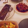 Satay (voor de snobs zoals ik, in Indonesië heet het gewoon sate) is het lekkerst als het van geit gemaakt wordt en dan niet met de traditionele satesaus (pindasaus) maar met de zoete-scherpe sojasaus (ketjap manis). Gek genoeg is de kambing in Nederland vaak van lam en niet van geit. zou het ook met bok kunnen Joris? Ook deze sate bij Amoi was van lam, maar, man man man, wat was die goed. Inclusief chefs approval van mijn disgenoot Thomas.  #sate #satay #kambing #debuikvanamsterdam #foodtips #amsterdam