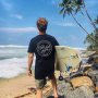 Vondelgym represent in Sri Lanka! @mickweijers maakte deze toffe plaat op Madiha Beach. ☀️🏄‍♂️
Vergeet vooral niet je eigen #vondelgymmetvakantie te maken. En mocht je nog geen Vondelgym gear hebben, check dan even de webshop. 😉