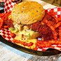 Flaming Hot Cheetos zijn hot in Amerika. Niet alleen smaken ze pittig, ze zijn ook razend populair. Deze chili variant van de beroemde maischips komt ook overal terug aan de andere kant van de grote plas, op bagels, taarten, Mac & Cheese en kippenvleugels. De rode ‘poof’ wordt verkruimeld en als een soort paneermeel gebruikt om extra smaak (hallo MSG!) en kleur te geven aan een gerecht. Mijn kipvrienden van Who This Freddy‘s zijn dol op alles wat te maken heeft met de Angelsaksische popcultuur en hebben al aardig wat virale gerechten naar Nederland gehaald, denk aan de fried oreos. Maar hun basisgerecht, de buttermilk chicken burger, kwam tot nu toe maar in drie smaken: OG, kimchi en rendang. Tot het moment dat de Flaming Hot Cheetos burger zijn intrede deed. 
Wij proefden deze kolossale cayenne knoeperd, aten er, in het kader van overdaad schaadt, nog wat kimchi wings bij en doen verder geen uitspraken over of de rode kleurstof van FHC nu terug te vinden is in de statistieken van de Rotterdamse riooldienst.
#flaminghotcheetos #FHC #whothisfreddy #buttermilkchicken #debuikvanrotterdam #rotterdamwest