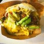 Sport is politiek, is een gevleugelde uitspraak. Eten is politiek zou minstens zo gevleugeld moeten zijn. Een van de meest politieke happen van dit moment is toch wel de arepa. Omdat Venezolanen al jaren hun land ontvluchten, vanwege de politiek aldaar, eten wij overal over de wereld deze fijne gevulde maisbroodjes. In Amsterdam haal je ze bij Amsterdam Arepa’s en daar tref ik altijd Ignacio. Hij haalde vandaag zelfs de krant (NRC Amsterdam bijlage) over precies dit onderwerp. Ignacio maakt geweldige arepa’s, want eten kan nog zo politiek zijn, als het niet lekker is, dan houdt het snel op. Daarom ben ik blij dat de pop-up binnenkort verder gaat in het Westerpark. 
Dit was de special trouwens, een aanrader. Een slimme mix van bonen, rund, kaas en avocado. 
#sportispolitics #foodispolitics #debuikvanamsterdam #amsterdam #arepas #depijp #westerpark