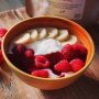 Na een nacht slapen heeft je lichaam de juiste voedingsstoffen nodig om te zorgen dat je lichaam op gang komt. Daarom starten we vandaag met een heerlijke Yoghurt Frambozen Smoothie Bowl. Enjoy!

Ingrediënten:
– Biologische yoghurt
– Frambozen
– Banaan
– 1 scoop Ekopura Organic Whey
– Biologische aardbeien siroop
Hoe maak je het?

Meng de biologische yoghurt, 1 scoop Ekopura in de blender en voeg wat frambozen toe. Meng dit tot het glad is en schenk het in een kom. Maak het af met verse frambozen, banaan en een beetje biologische aardbeien siroop. @ekopura 🍓🍌