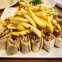 Eet je wel gezond, vroeg mijn moeder. Natuurlijk, pas nog bij Shaami Huis op de Schiedamseweg. Ik kwam voor de hummus, maar bleef voor deze Arabische lamsshoarma schotel. De goede grap is dat de shoarma ingepakt is in flatbread, dat kort geroosterd en vervolgens in stukjes gesneden is. Feitelijk kan je de rest van de schotel negeren, want hier kom je voor, al komt de sandwich tot leven in de speciale Syrische saus. De groenten in zuur en mini salade heb ik helemaal opgegeten, zo gezond ben ik dan wel, lieve moeder.
#delfshaven #debuikvanrotterdam #rotterdamwest #shoarma #syria