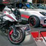 【東京オートサロン2020】スイフトスポーツ・カタナエディション 会場では元ネタのKATANAと一緒に展示されています