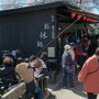 【権現堂公園の桜2020】露店等の出店が自粛となった為、会場で唯一飲食物の販売を行っていた売店は当然ながら盛況 自分も今回はお土産を買い込みましたｗ