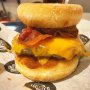 De special bij Diego’s: 30 dagen dry aged brisket burger met twee donuts (!) ananas chipotle, cheddar en bacon. You hate it or you love it. I loved it. Staat niet op het menu, dus even vragen aan Diego of hij m voor je wil maken.
#burger #diegos #rotterdamzuid #debuikvanrotterdam #donuts