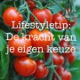 @perfuel_laska:
De kracht van je eigen keuze. “ik wil niet” in plaats van “ik mag niet”.
#
Als het gaat om gedragsverandering en lifestyle verbetering, is dit een van de eerste maar vooral ook meest gewaardeerde en geïmplementeerde lessen die ik mijn cliënten probeer te leren.
#
De kracht van je eigen keuze zul je gerust vaak onderschatten. Zoals ik eerder al besprak, zal het creëeren van schaarste uiteindelijk vaak leiden tot wangedrag wanneer de wilskracht even te wensen overlaat. (En vroeg of laat zal dat het geval zijn, je wilskracht kent ook zwakte en mindere dagen)
#
Om dit in context te plaatsen: als jij jezelf die paaseieren als maar kosten wat kost blijft ontzien, zal er op een moment van mentale zwakte, bijvoorbeeld omdat je gestresst bent, of vanwege groepsdruk, wangedrag van komen. Wangedrag richting jezelf. Want van jezelf mag jij dit niet. En omdat je dan toch al bezig bent zul je hoogstwaarschijnlijk gaan inslaan oftewel doorslaan. Je hebt namelijk iets schaars in handen. Iets wat je zelf doormiddel van het “niet mogen” schaars hebt gemaakt. En waar je jezelf nu volledig aan vergrepen hebt. Een onwijs conflict wat je nu voornamelijk met jezelf hebt. Je hebt besloten dat je eigen regel aan de laars gelapt mocht worden.
#
Maar als je het nou eens anders zou benaderen. Wat nou als je jezelf op het moment dat je voor de schaal paaseieren stond, had verteld dat je ze simpelweg niet wilde. Want je hebt een ander doel wat groter is dan het eten van paaseitjes. Jij hebt controle, jij maakt de keuze. 
#
Man we zijn allemaal kind geweest. En ergens zijn we dat soms nog steeds. Vooral op die dagen van mindere wilskracht. Want wanneer zou je iets sneller wel of niet doen? Als het niet mocht, of als je het zelf niet zou willen?
Precies. Als ik geen televisie zou mogen kijken na 20.00, dan zou dat sneller wel gebeuren dan wanneer ik zelf geen televisie zou willen kijken na 20.00, omdat ik dat zelf niet zou willen.
#
Dus als je morgen tijdens lunch aangekeken wordt 